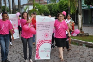 Secretária de Saúde Neuza Aparecida Porto Ferreira frente a caminhada Outubro Rosa