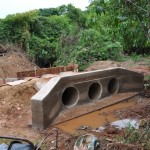 Bueiro triplo na zona rural possibilitará melhor escoamento da produção