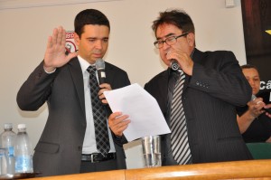 André Ariza Naves durante juramento na sessão solene